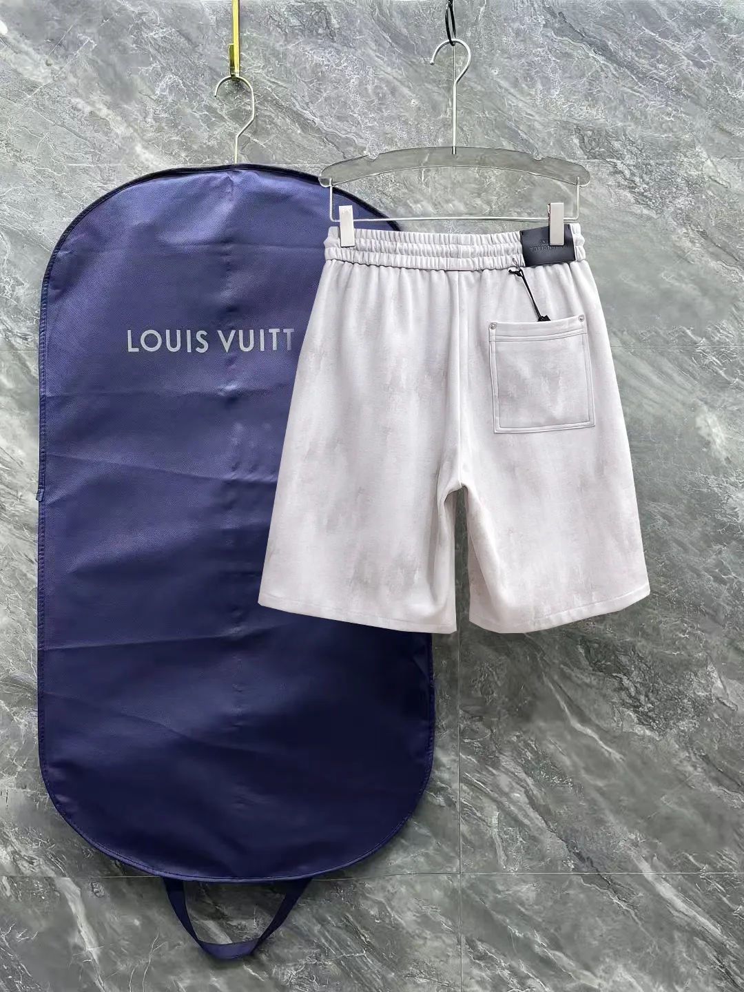 Balenciaga's three-standard complete 2026 summer New Arrival men's casual shorts, advanced custom-made Breathable fabric, Breathable fabric, extremely stretchy and comfortable, impeccable details, top-grade accessories, original logo design concept, delicate and soft feel! The upper body fit is awesome! Size: M-XXXL Please state your height and weight when ordering